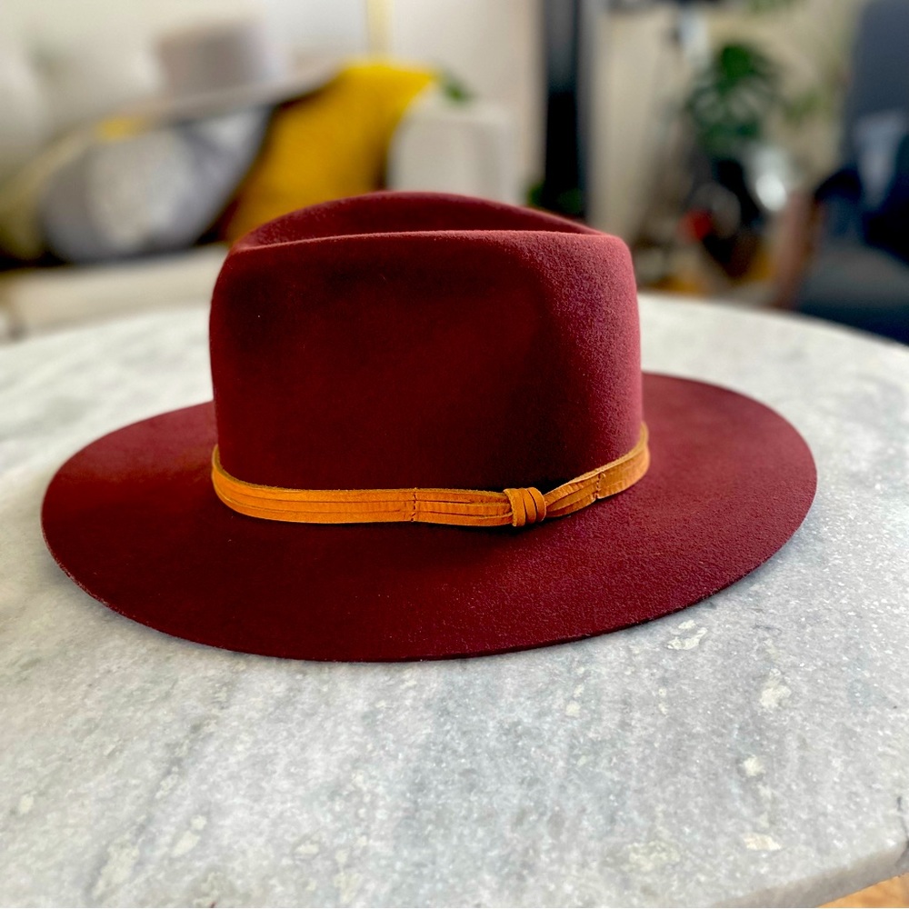GOORIN BROS. COUNTRY BOY WOOL FELT FEDORA IN BURGUNDY.
